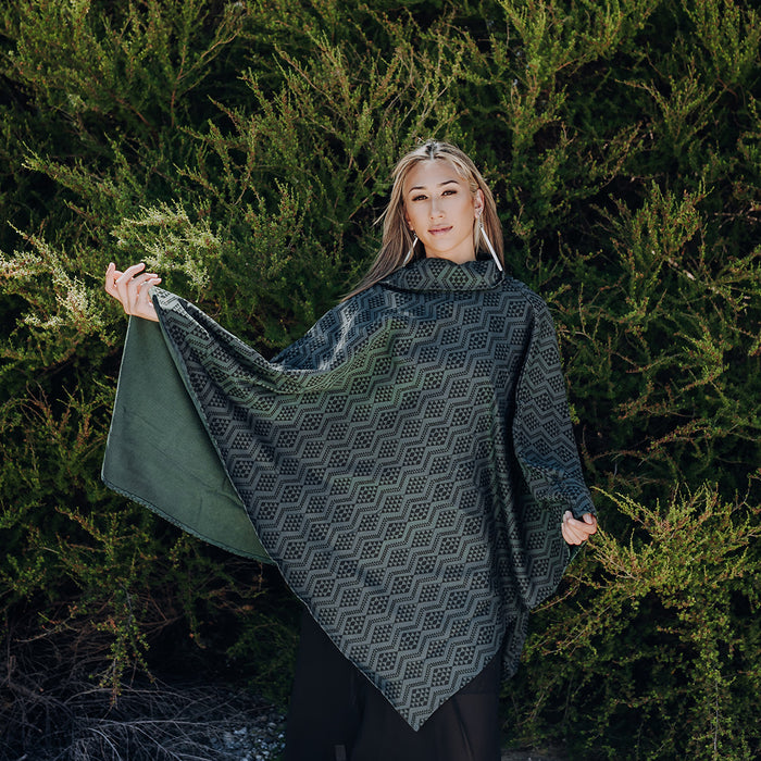 Waharua Kōpito Poncho - Dark Green