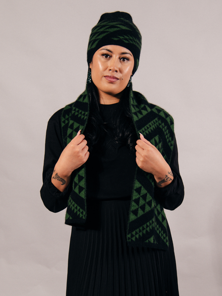 Waharua Kōpito Kākāriki/Pango Kāmeta (Emerald/Black Scarf)