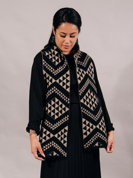 Waharua Kōpito Pango/One-tea Kāmeta (Black/Natural Scarf)