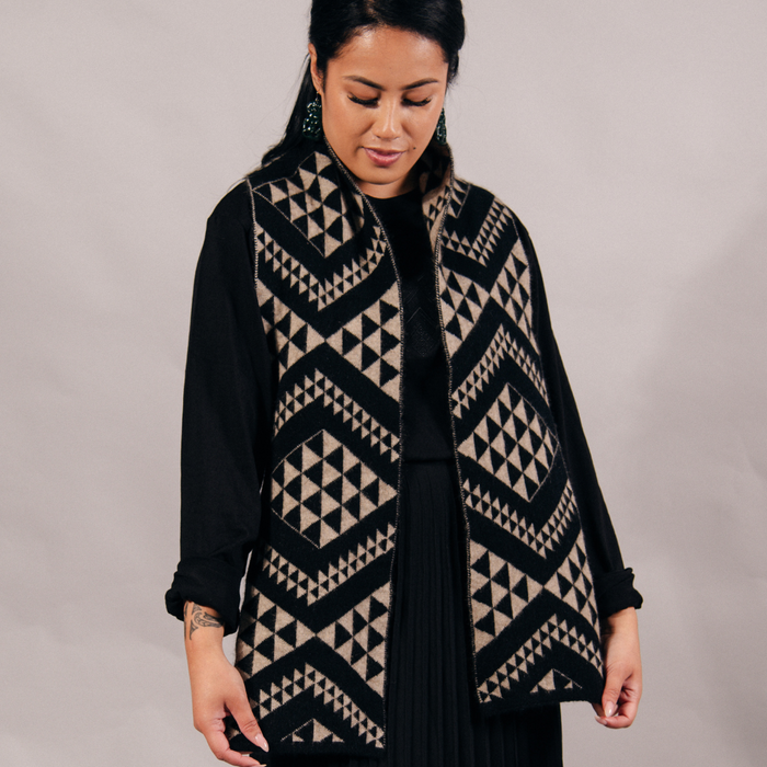 Waharua Kōpito Pango/One-tea Kāmeta (Black/Natural Scarf)