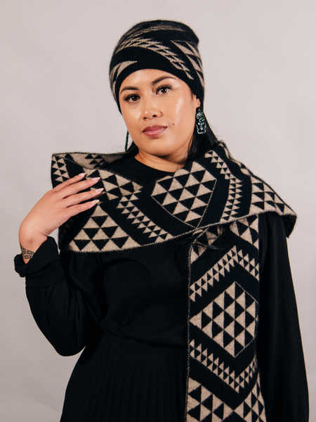 Waharua Kōpito Pango/One-Tea Pōtae (Black/Natural Beanie)