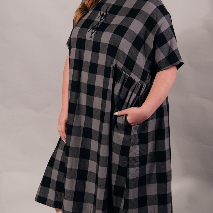 Rangitāmiro Tartan Short Sleeve Dress - Grey & Black