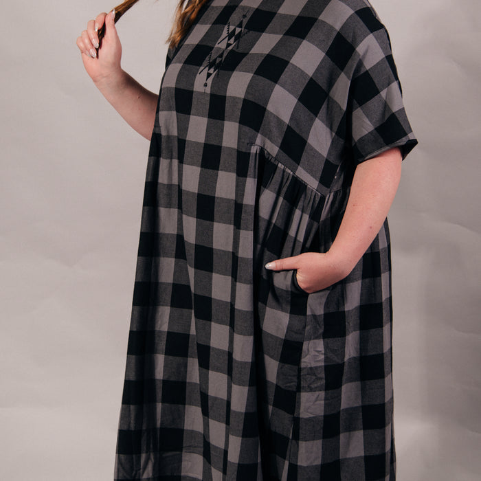 Rangitāmiro Tartan Short Sleeve Dress - Grey & Black