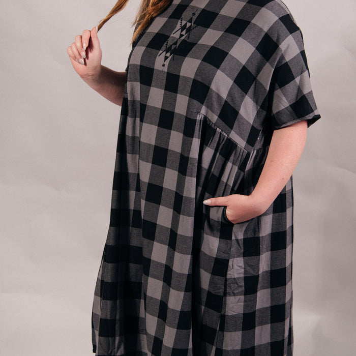 Rangitāmiro Tartan Short Sleeve Dress - Grey & Black