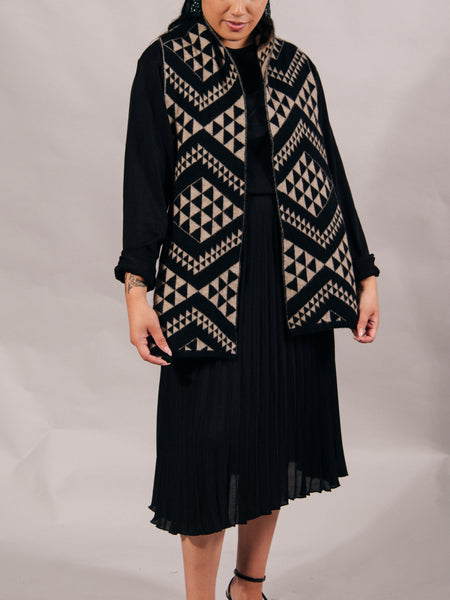 Waharua Kōpito Pango/One-tea Kāmeta (Black/Natural Scarf)