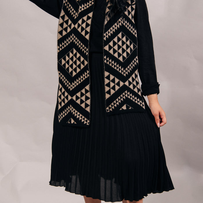 Waharua Kōpito Pango/One-Tea Pōtae (Black/Natural Beanie)