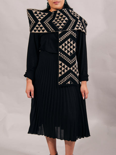 Waharua Kōpito Pango/One-Tea Pōtae (Black/Natural Beanie)