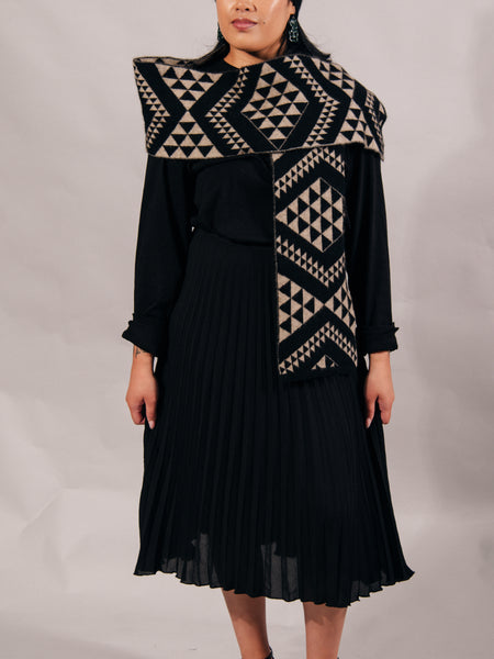 Waharua Kōpito Pango/One-tea Kāmeta & Pōtae Set (Black/Natural Scarf & Beanie)