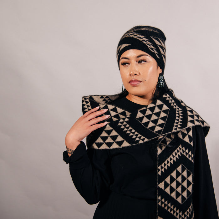 Waharua Kōpito Pango/One-tea Kāmeta (Black/Natural Scarf)