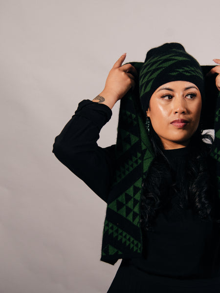 Waharua Kōpito Kākāriki/Pango Kāmeta & Pōtae Set (Emerald/Black Scarf)