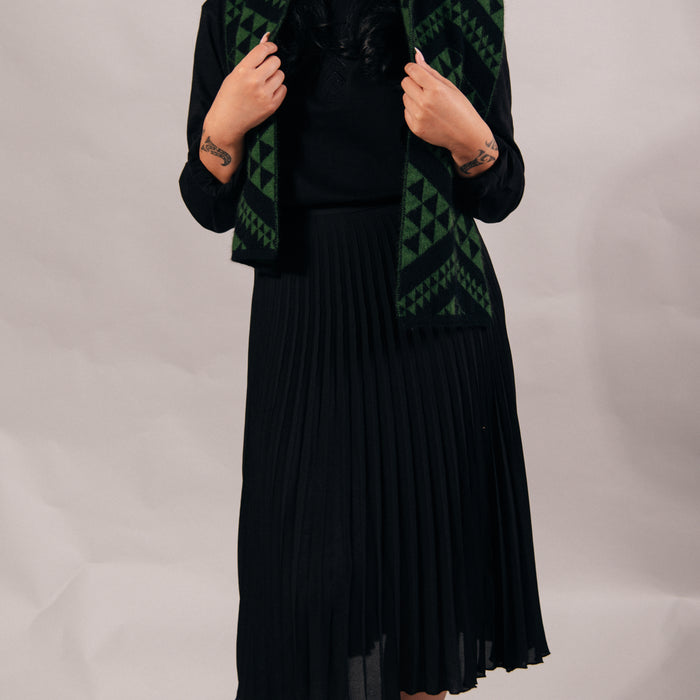 Waharua Kōpito Kākāriki/Pango Kāmeta (Emerald/Black Scarf)